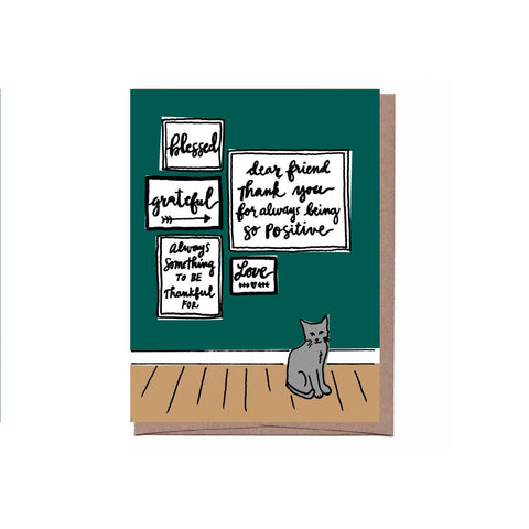 ポジティブでフレンドリーなメッセージが掲示された看板の前に座っている猫のイラスト