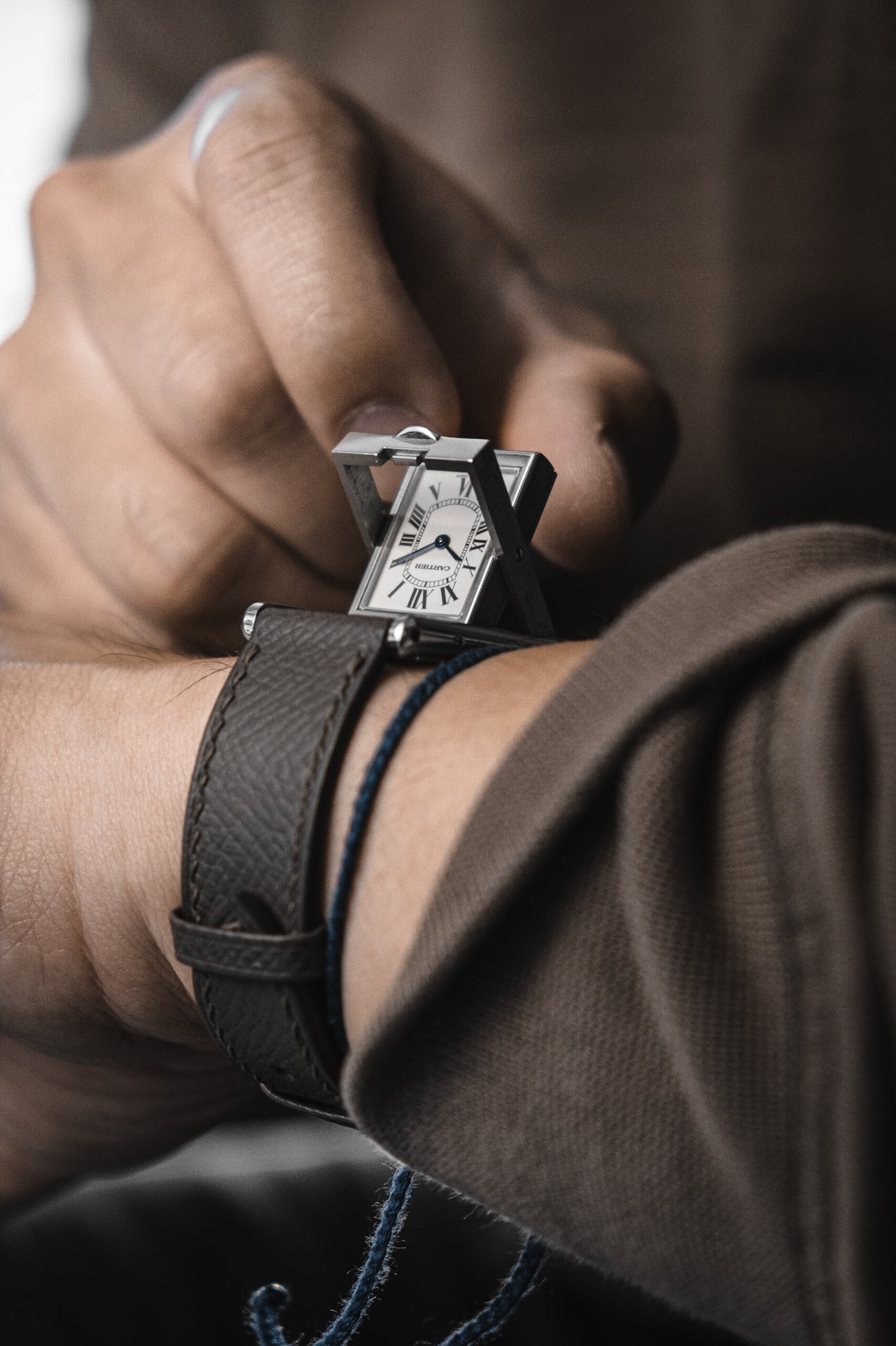 3 simple ways to pose your hands in watch photos