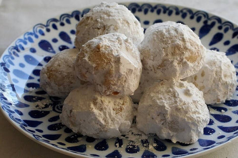 Kuih Makmur, little snowball cookies filled with ground peanuts that melt-in-your-mouth.