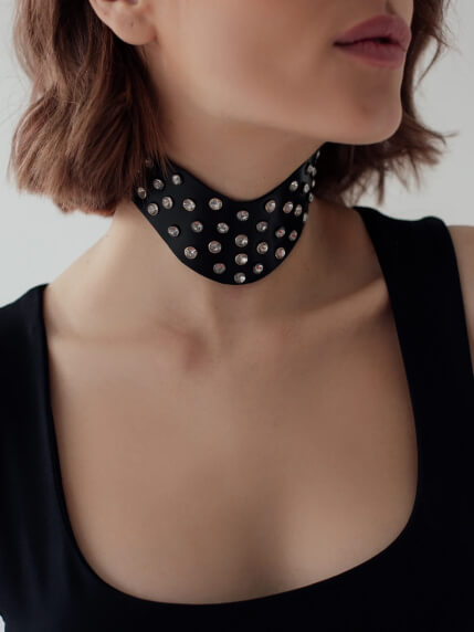 how-to-perfectly-style-your-leather-choker-33