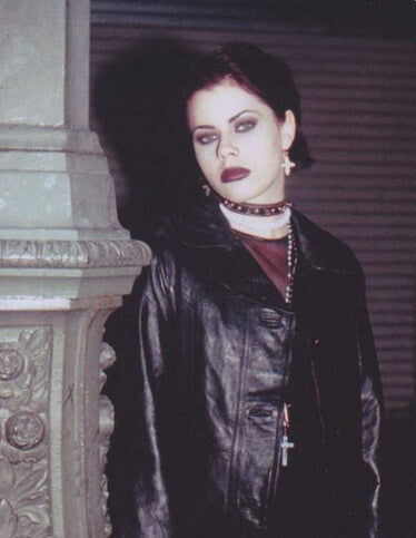 leather-choker-collar-as-a-throwback-to-the-90s-style-1