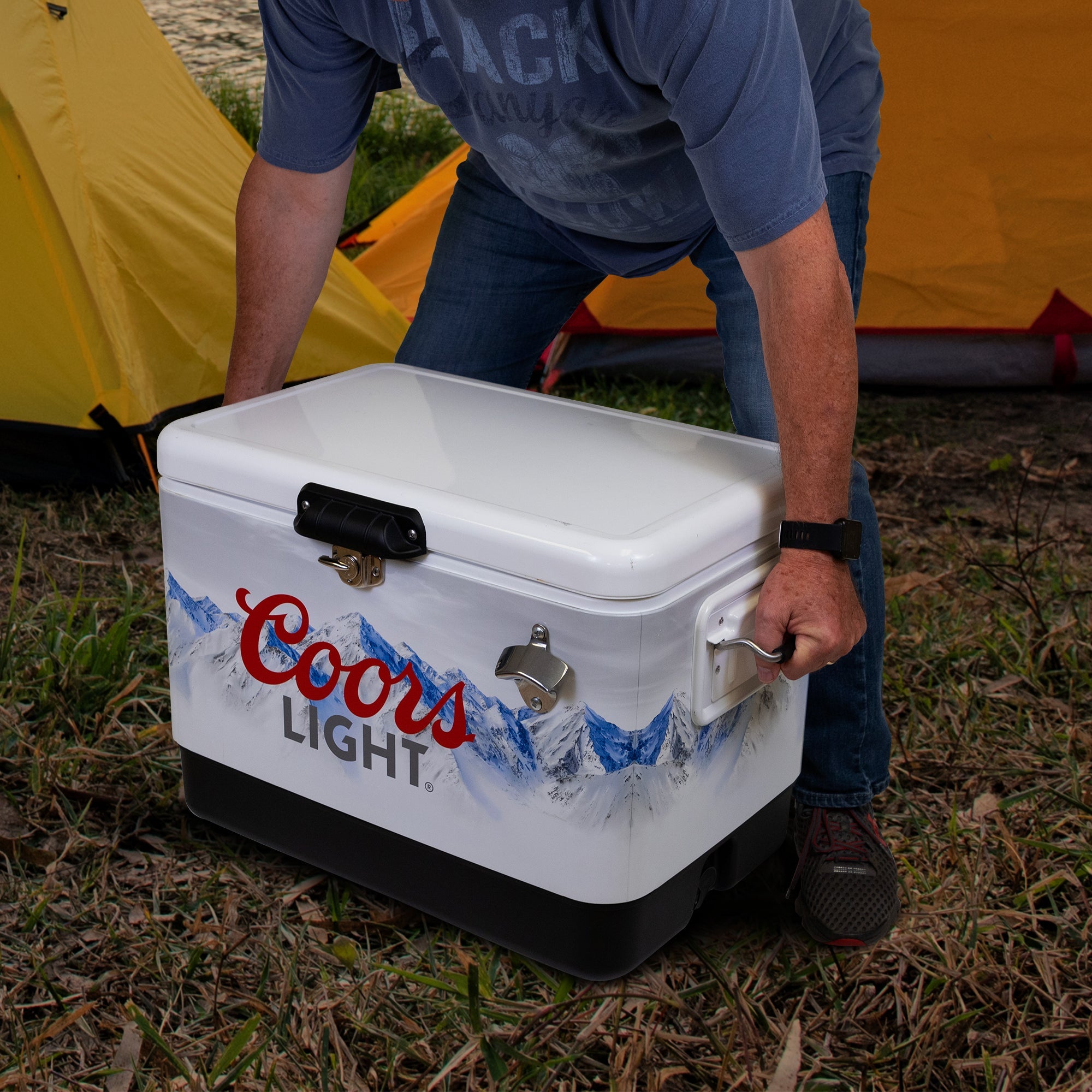 Koolatron Coors Banquet Retro Ice Chest Beverage Cooler with Bottle Opener  13L (14 qt.) 18 Can, Yellow and Silver CBVIC-13 - The Home Depot