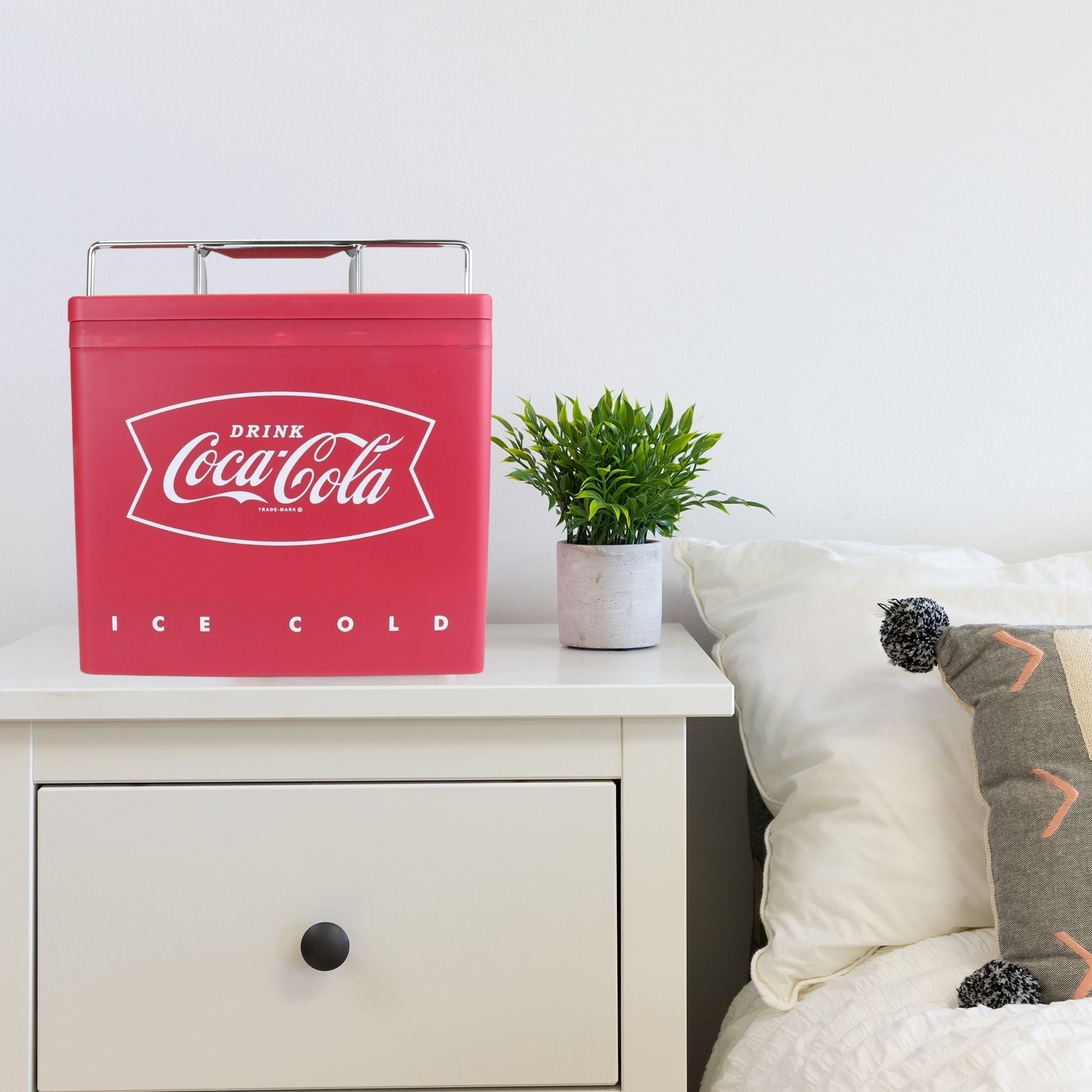 Coca-Cola Smile 1971 Series Portable 6 Can Thermoelectric Mini Fridge  Cooler/Warmer, 4 L/4.2 Quarts Capacity, 12V DC/110V AC for Home, Dorm, Car,  Boat, Beverages, Snacks, Skincare, Cosmetics, Medicine 