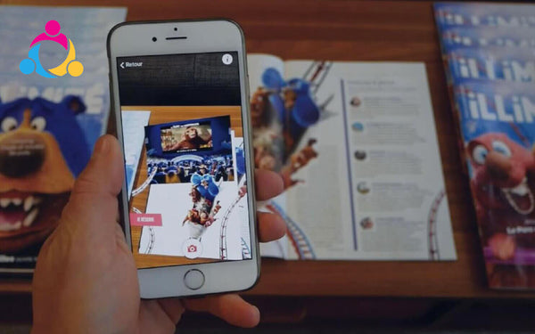 Beeld van een tijdschrift dat op een smartphonescherm verandert in een animatie