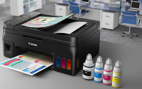 Een Canon-printer met bijbehorende printerinktcartridges op een bureau