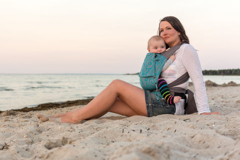 Kleinkind tragen, Babytragen im Sommer, Mama mit Kleinkind