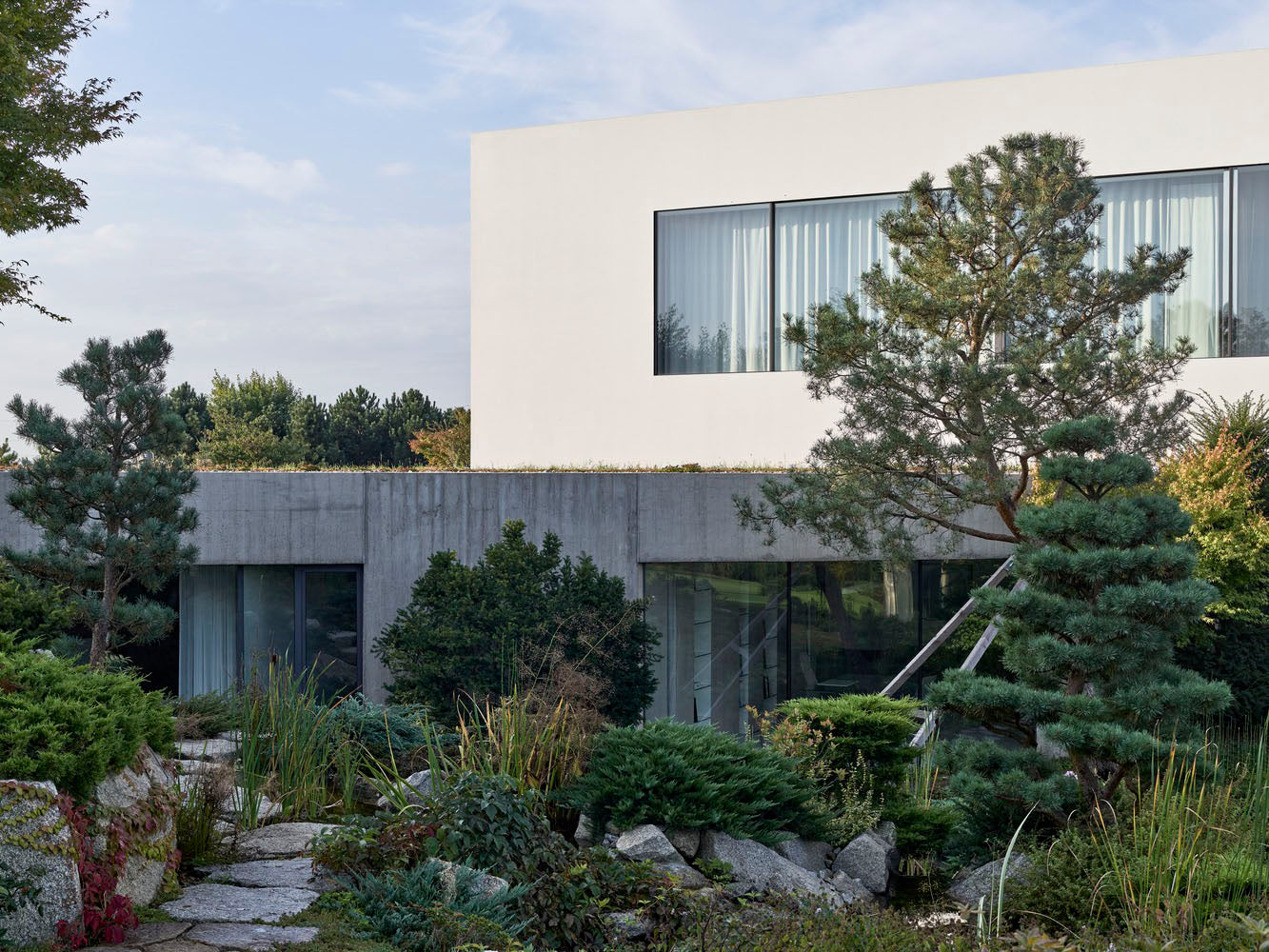 view of the garden house featuring decork facade on the exterior in white