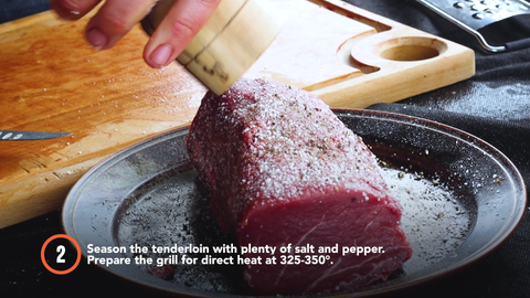 Season the tenderloin with plenty of salt and pepper. Prepare the grill for direct heat at 325-350℃.