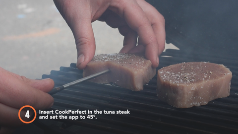 Step 4: Insert the CookPerfect Wireless thermometer in the tuna steak and set the app to 45℃.