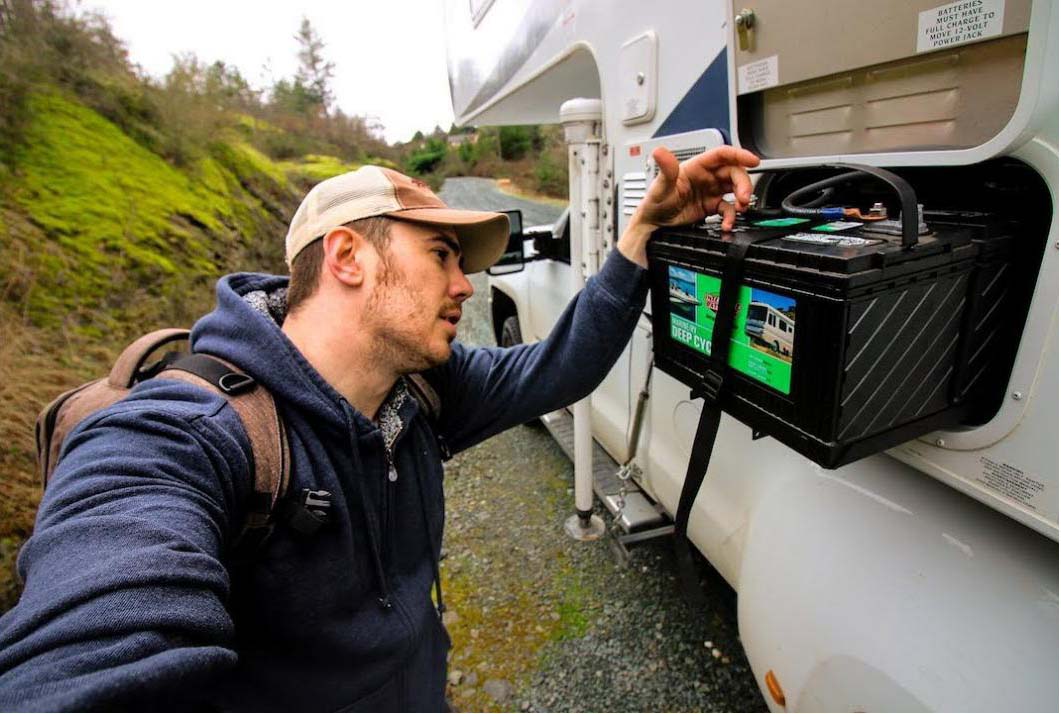 How long can a travel trailer run on battery?