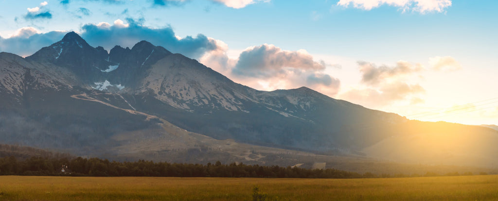 Montagne avec nuages ​​• Émissions de CO2 • Alpaga des Andes