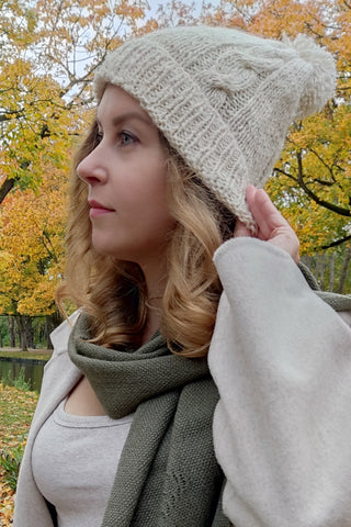 Woman wearing a handmade alpaca cap in white colour | Andes Alpaca