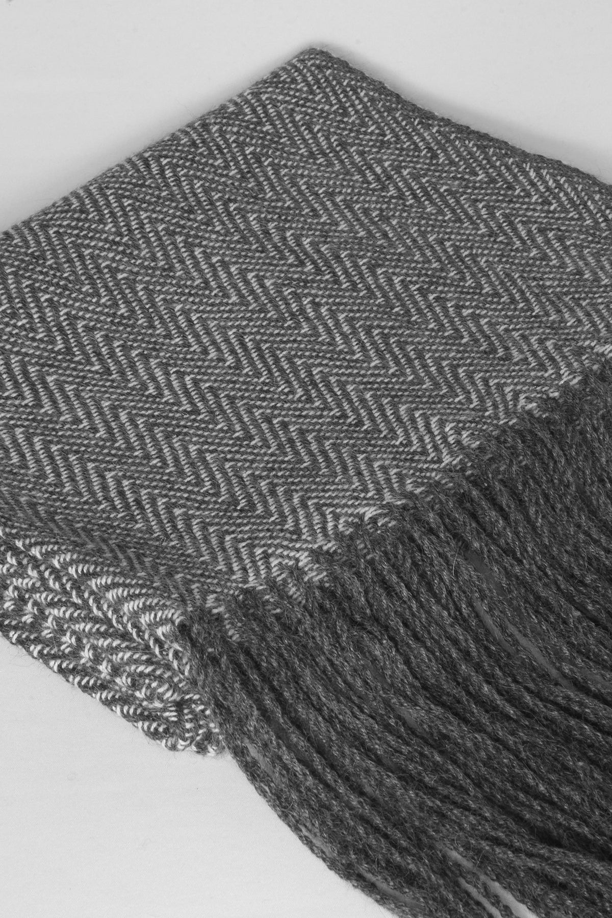 An alpaca scarf with a Herringbone pattern