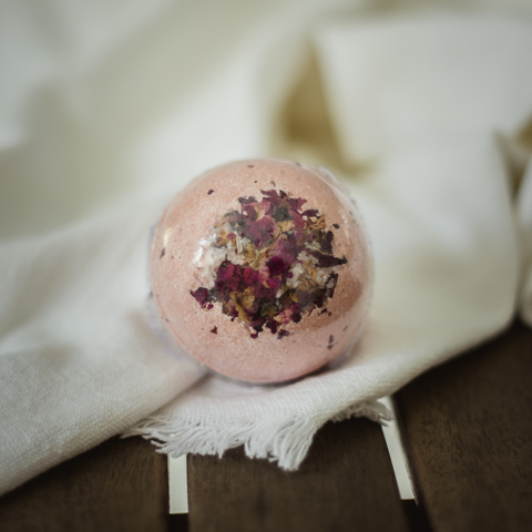 Bombes pour le bain rose éternelle de Mère Douceur fabriquée au Québec soins cocooning selfcare cadeau pour rmamans