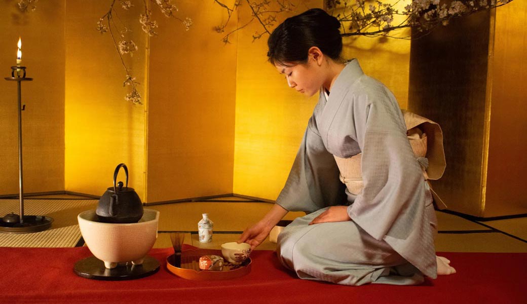 Cerimonia del tè giapponese con teiera in ghisa