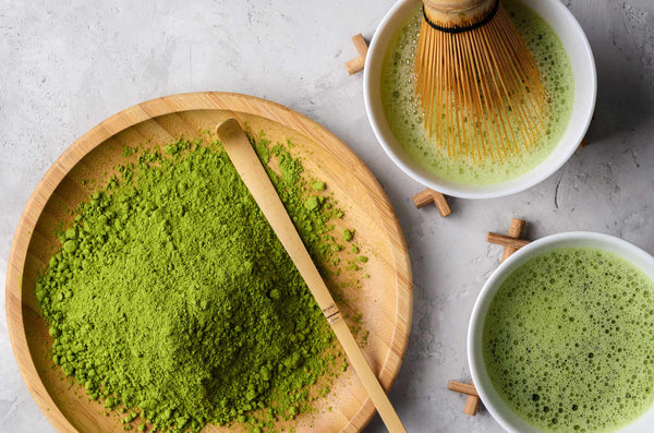 Tè matcha in polvere con chasen in bamboo