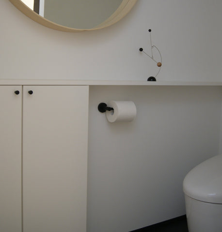 トイレ　シンプル　デザイン　手洗い場　モノトーン