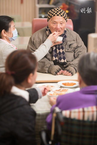 院舍中的長者於新年期間吃軟餐湯圓