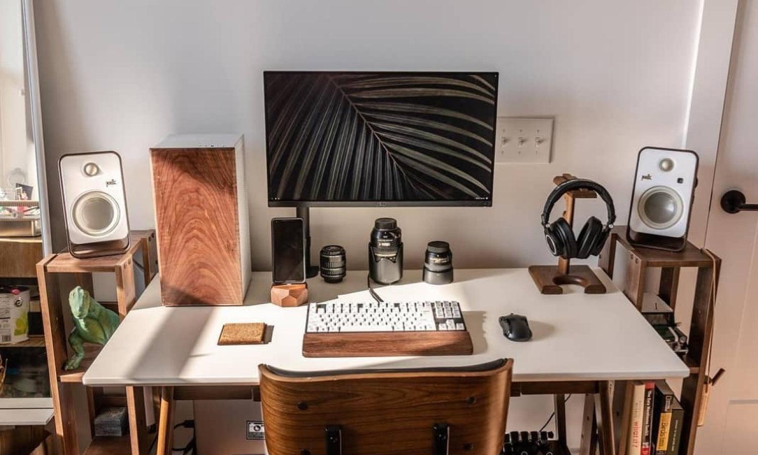 30 Aesthetic Desk Setups For Creative Workspace 6334