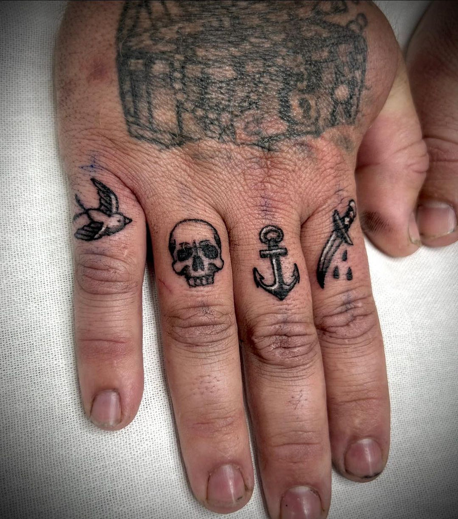 Skull Tattoo - Skull and Crossbones Temporary Tattoo - Small Wrist / Hand /  Knuckle Ta… | Tatuaje de calavera pequeño, Tatuajes de dedos de calavera,  Craneos tattoo