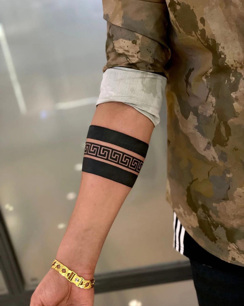 Single needle barbed wire bracelet tattooed on Phoebe