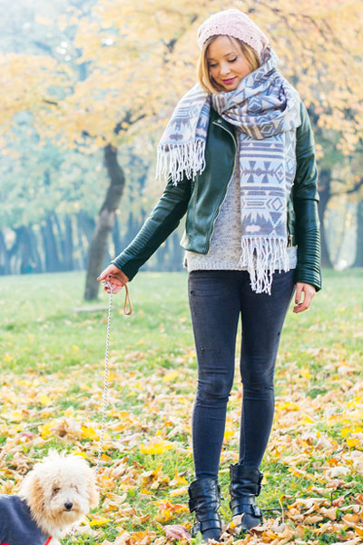 women-green-leather-jacket-with-grey-jeans-and-leather-boots