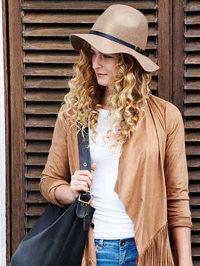 women-tan-leather-jacket-with-blue-jeans-and-brown-hat