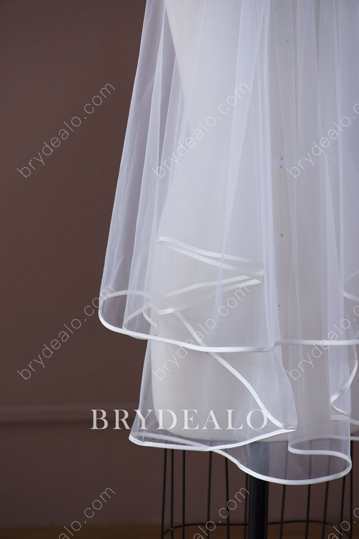 https://cdn.shopify.com/s/files/1/0558/7599/3647/products/graceful-fingertrip-wedding-veil-with-satin-edge.jpg?v=1644151480&width=1200