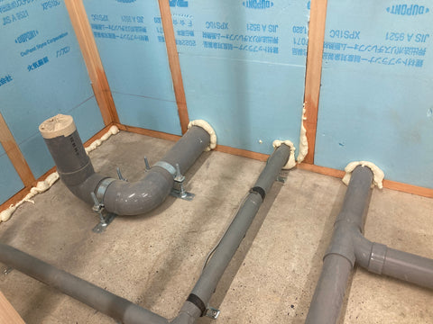 Airtightness and insulation construction around piping with sprayed urethane foam │RC building renovation