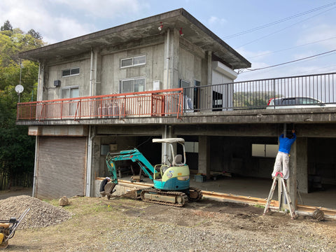 上野原市四方津をコンクリート打ちっぱなしの物件をリノベーション。外構工事中