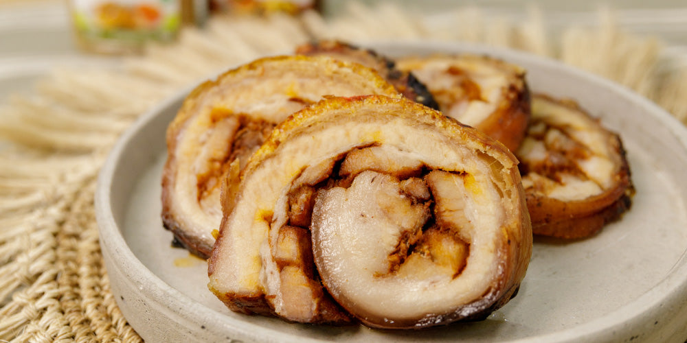 Rollo de chicharrón con Salsa de Ajos y BBQ