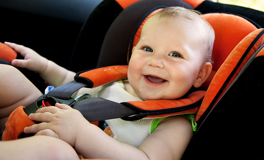 Baby in einem Autositz