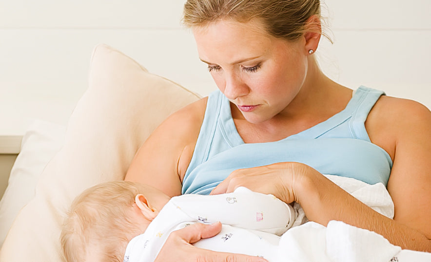 Une maman allaite son bébé