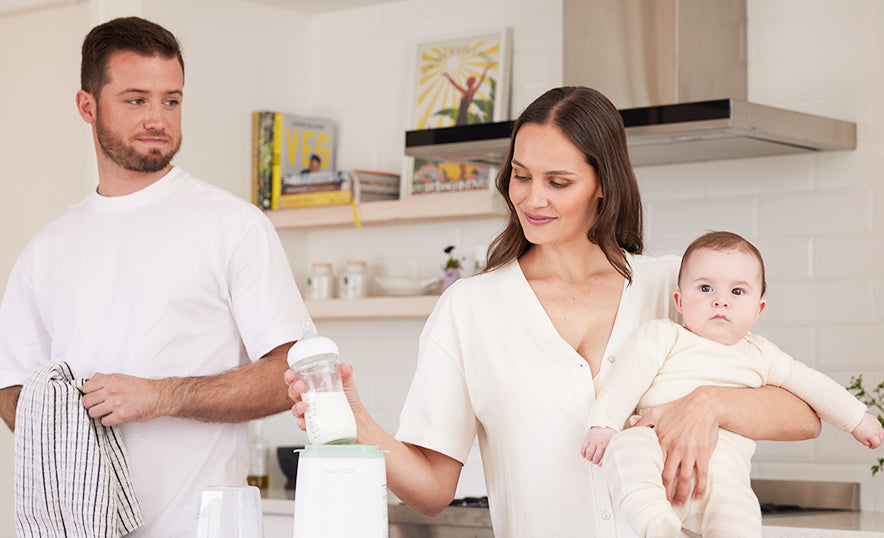 Milch mit einem Momcozy -Flaschenwärmer erwärmen