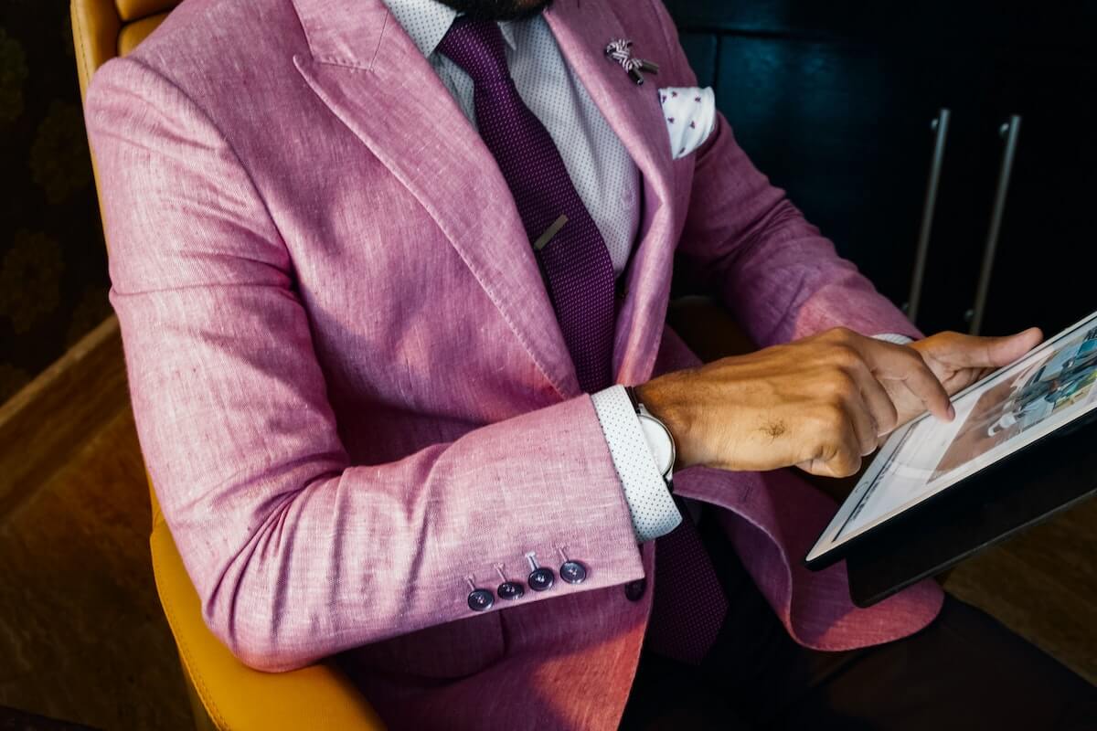 Tipuri de costume barbatesti - sacou roz, cravata mov, camasa alba cu buline mici, batista in piept alba cu buline