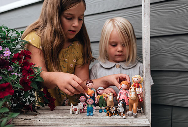 2 girls playing with HABA Little Friends