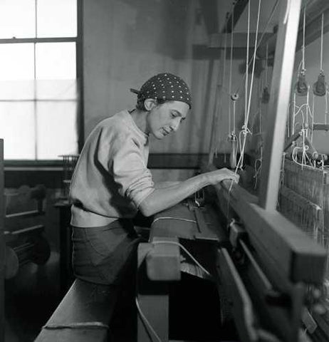 Anni Albers is weaving on the handloom