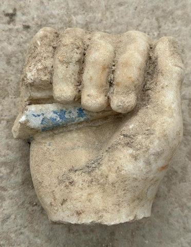Laodikeia kazı çalışmasında bulunan elinde mavi ip olan bir el heykeli