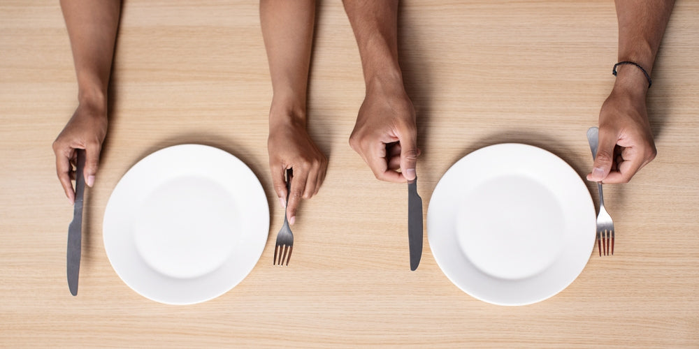 1. Comment tenir couteau et fourchette à table ?