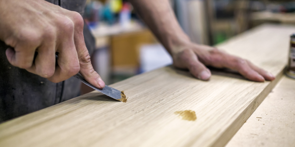 Comment Décaper une Table Vernie