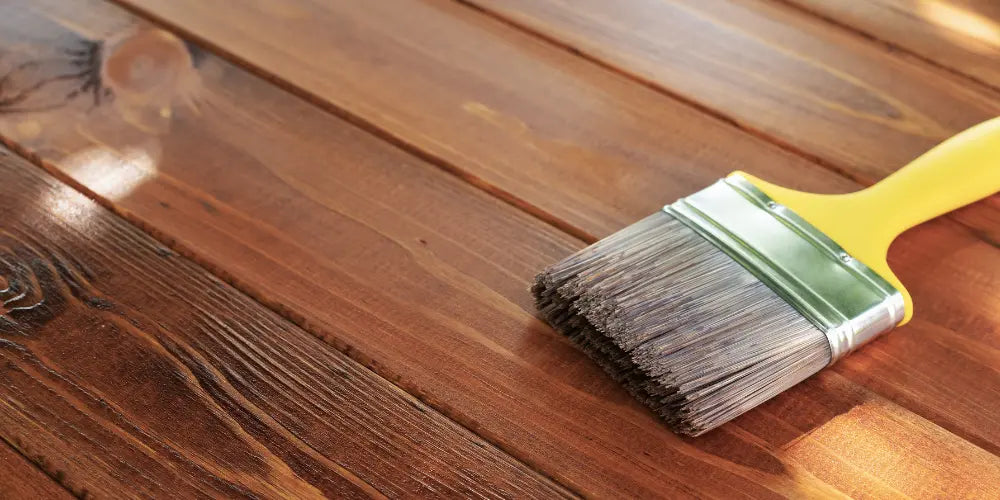 2. Comment nettoyer le plateau d'une table en bois ?