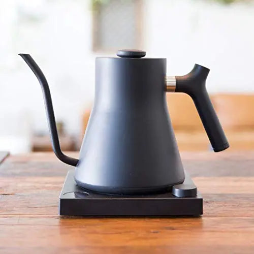 https://cdn.shopify.com/s/files/1/0559/3897/3850/products/Fellow-Stagg-EKG-Electric-Gooseneck-Stainless-Steel-Kettle-0.9-L-Matte-Black_-0.9-Liter-Fellow-1664362543.jpg?v=1664362544&width=533