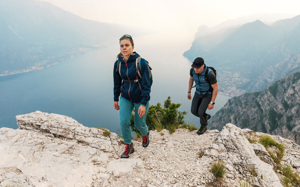 2 ragazzi durante un trekking estivo a Punta Larici sul Garda, vestono Scarpa