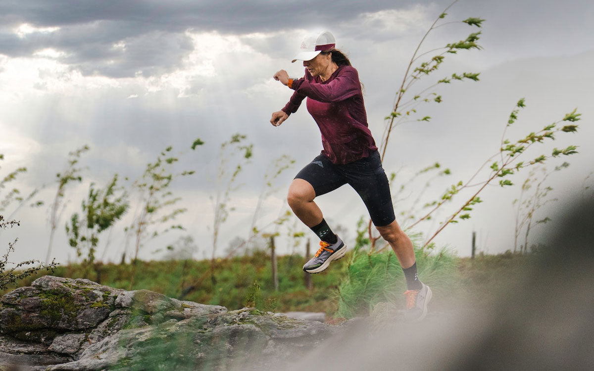 Una ragazza indossa abbigliamento e scarpe Craft per trail running