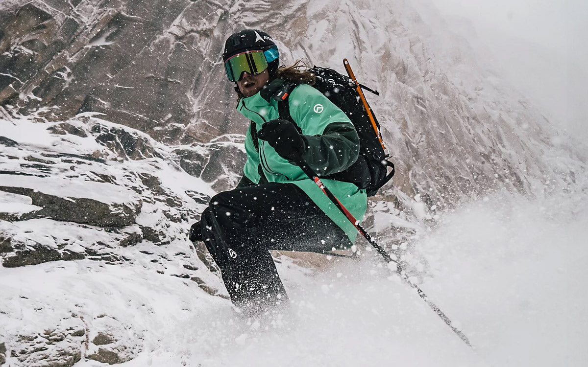 Un ragazzo scia fuori pista indossando una giacca The North Face Summit Stimson Futurelight™