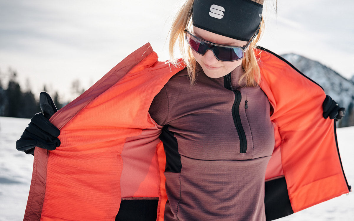 Una ragazza indossa un pile Sportful sotto la giacca per praticare sci di fondo