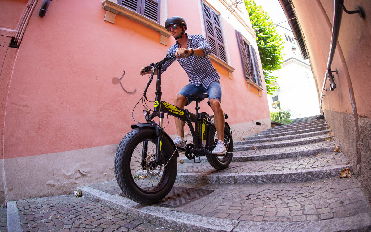 Un ragazzo pedala in città con una E-bike Atala Extrafolding