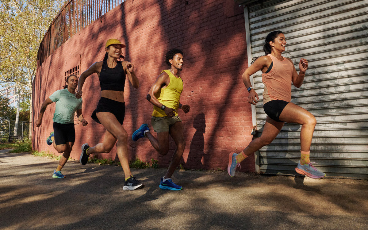 Un gruppo che corre in città con le Hoka Mach 6