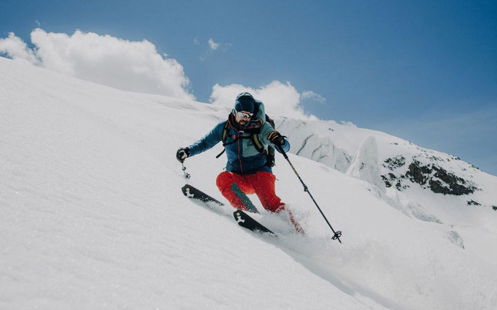 Sci alpinista durante una discesa.