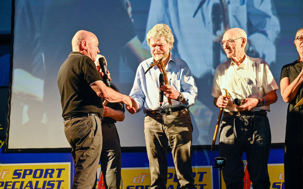 Sergio Longoni consegna la tradizionale Piccozza d'Oro a Messner